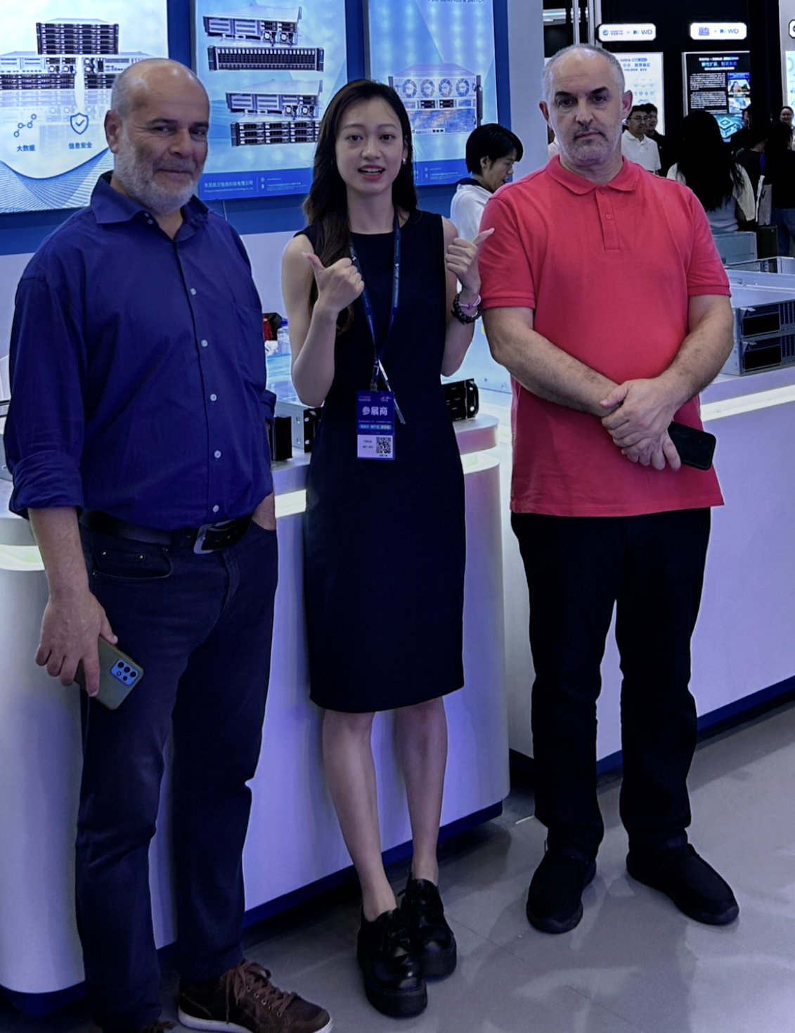 Fan Yang welcoming international visitors at the server exhibition booth