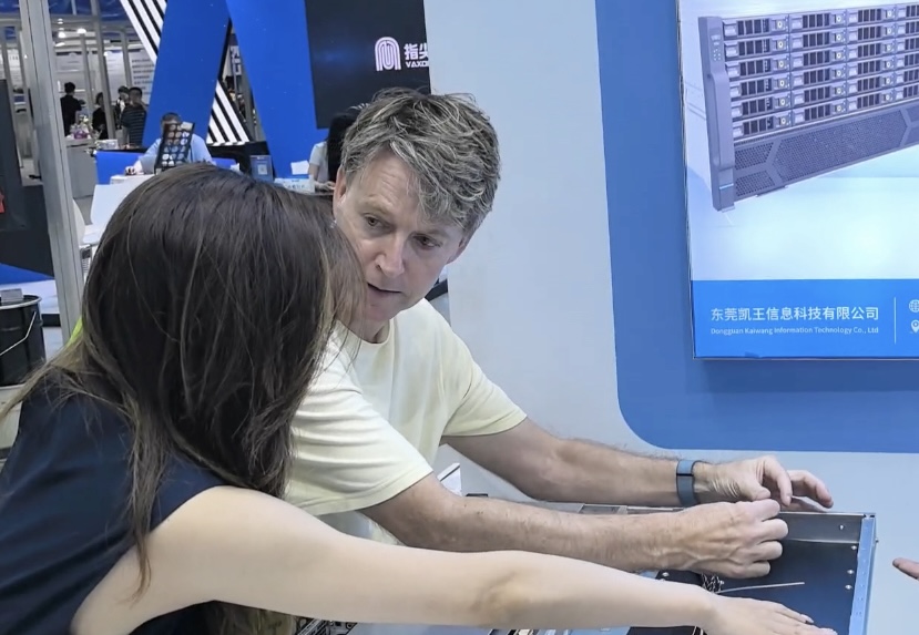 Fan Yang discussing server chassis details with a visitor